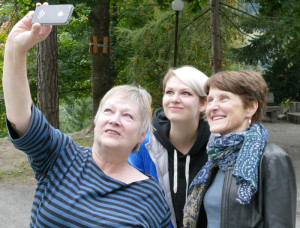 Doris gibt alles für ein Selfie mit Cheyenne und Franziska Teuscher